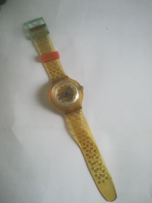 Relógio Swatch com interior visível.