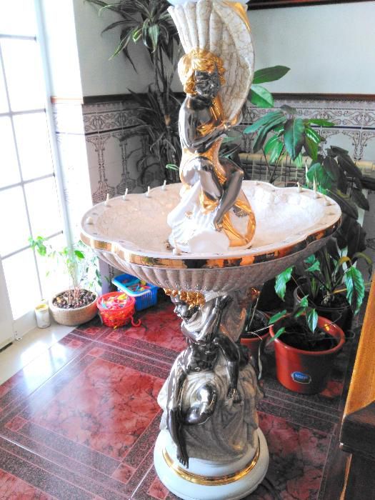 Fonte interior em louça com candeeiro