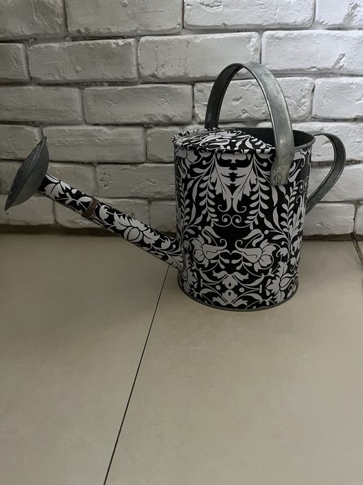 Nowoczesna konewka z odczepianym sitkiem 4,8 L + dwie doniczki