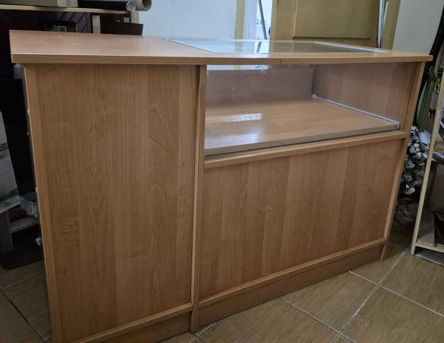 Recepcja . Lada sklepowa z funkcją jubilerską