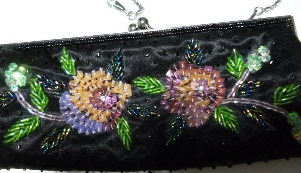 Pochet com lantejolas floridas