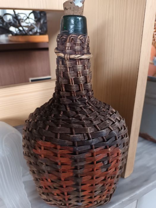 Garrafões pequenos espalhados