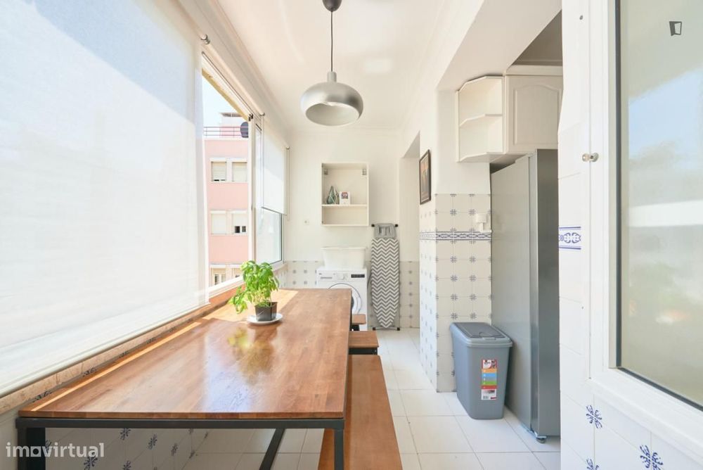 Quarto - localizado em São Sebastião Lisbon