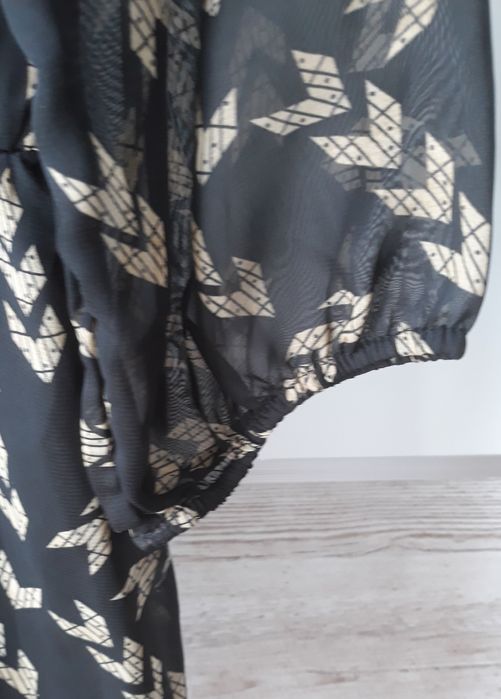 Zwiewna krótka sukienka z koronkową wstawką