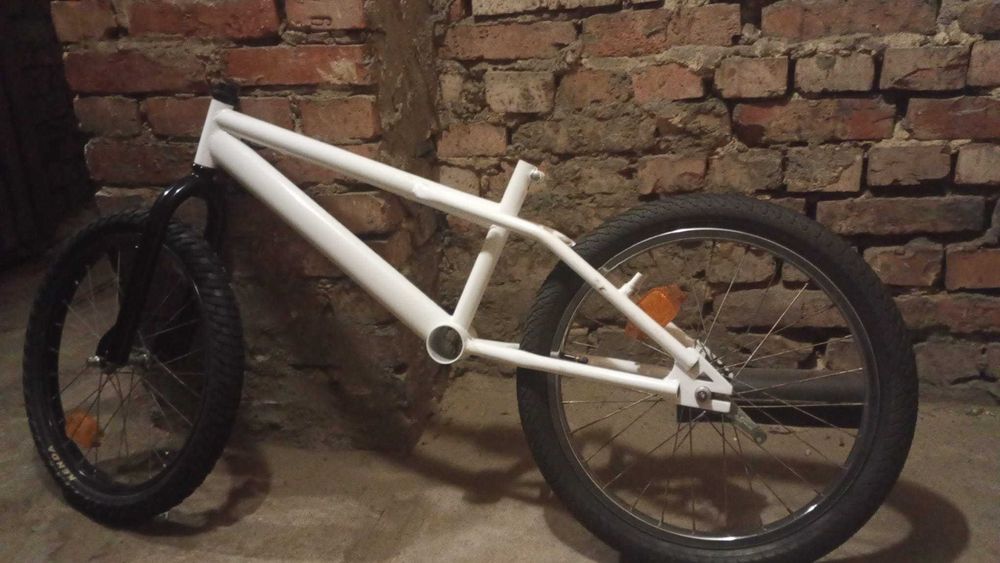 Sprzedaję biało czarnego BMX cena do negocjacji