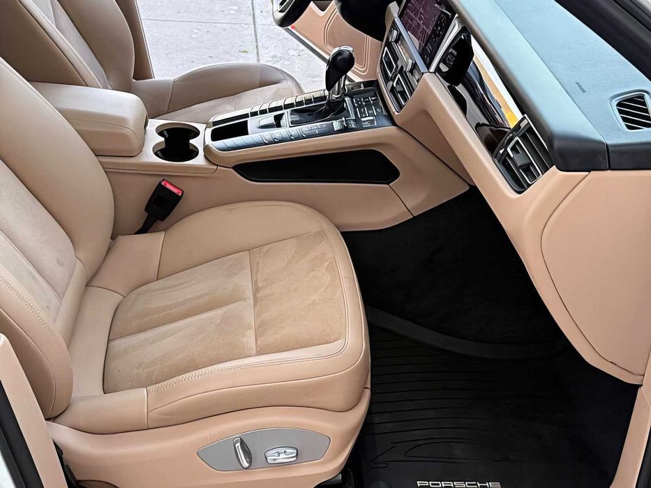 Porsche Macan      2021