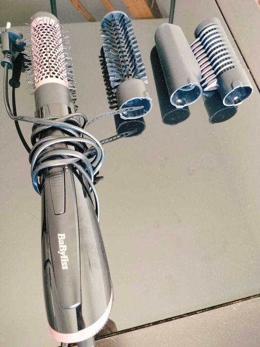 Vendo escova de cabelo Babyliss elétrica com acessórios