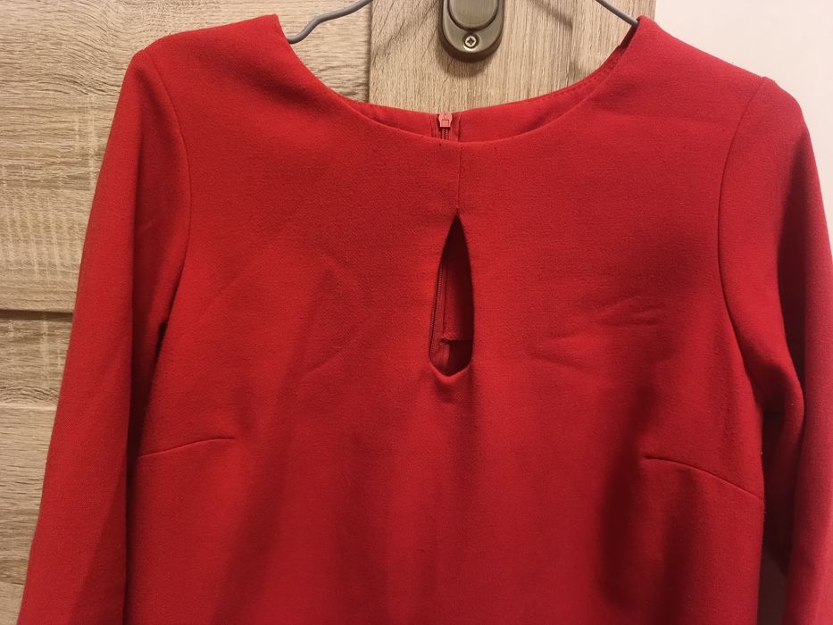 Damska czerwona sukienka na 3/4 rękaw z wycięciem marka Norbi