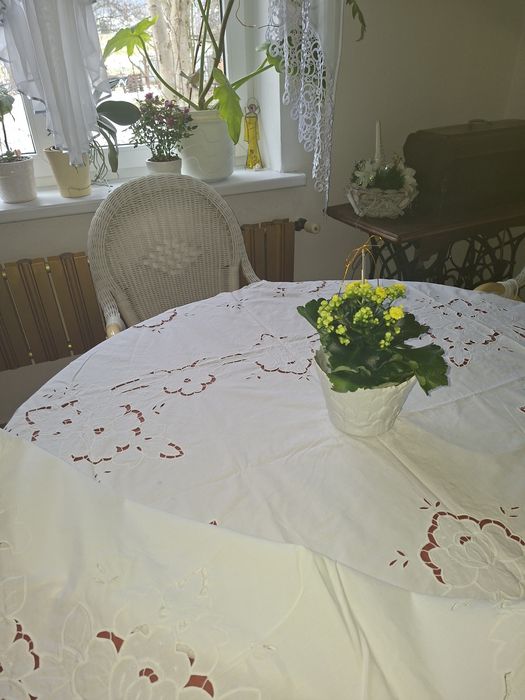 Obrusy białe haftowane