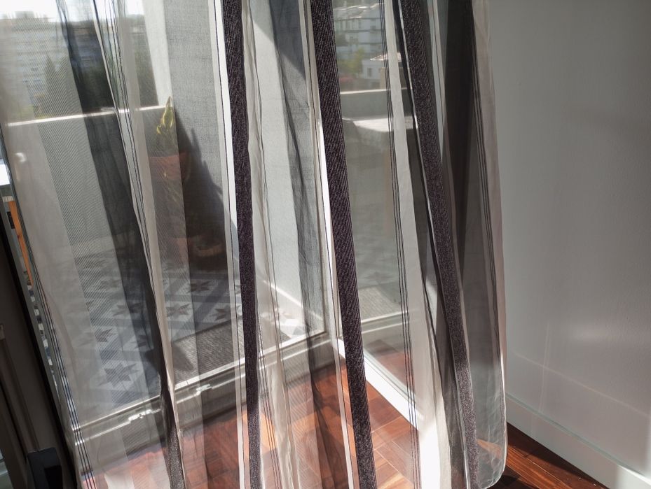 Cortinado em tons cinza e preto