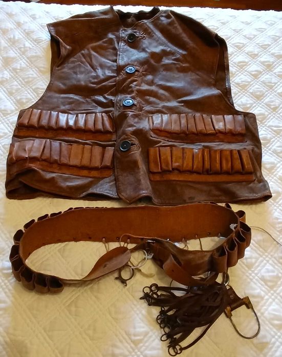 Colete de Caça antigo em pele e cartucheira