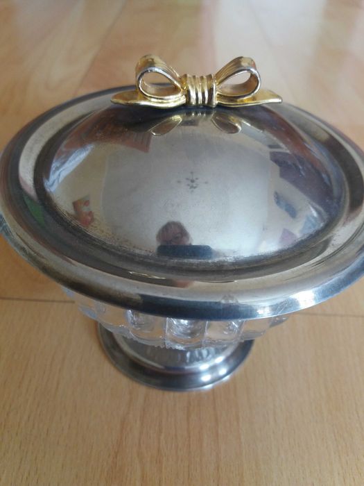 Cukiernica z platerowana pokryweczka i stopką, stan bdb
