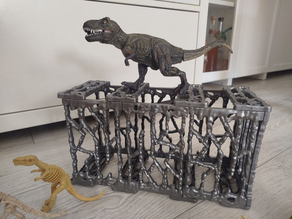 Dinozaury 15 szt  , zestaw z klatką i mostkiem