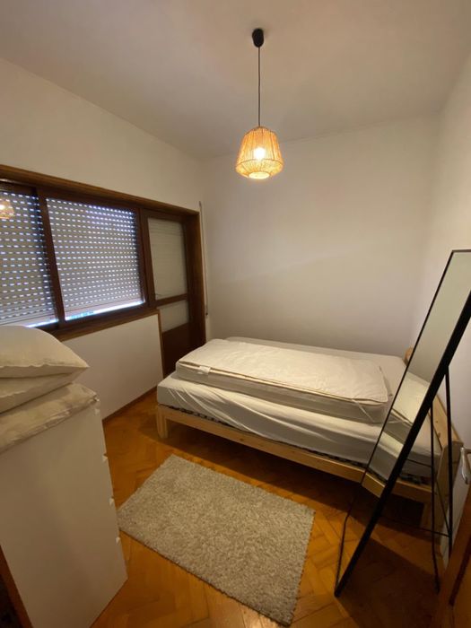 Quarto, cama de casal, valor 350€ com tudo incluso e não é necessário calção. Porto Paranhos. Entrada 01/11