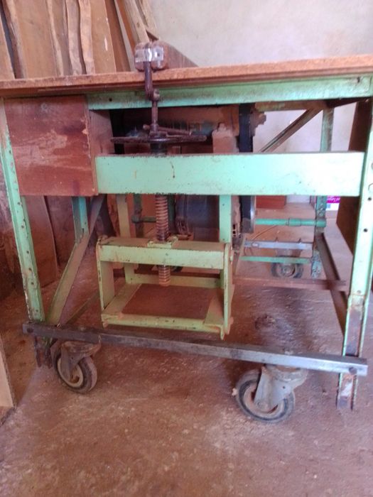 Serra rotativa de corte para marcenaria.