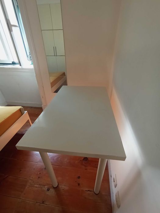 Vendo  secretária , toda branca a bom preço, peço 20€ negociável