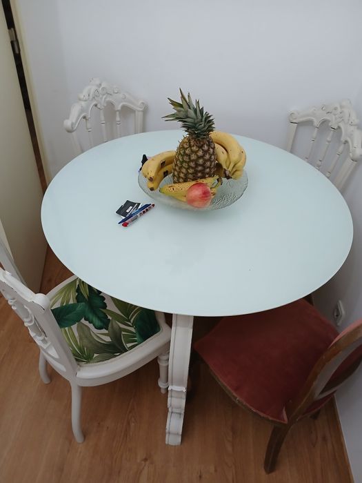 Uma mesa com 3 cadeiras