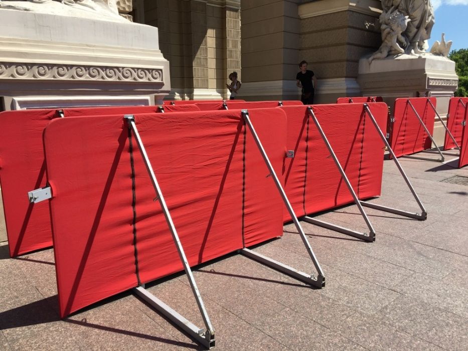 Аренда краш барьеров. Аренда заборов