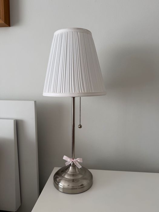 Mesa de cabeceira e candeeiro IKEA