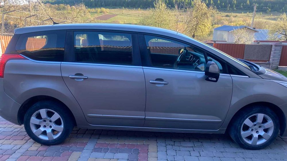 Автомобіль Пежо 5008