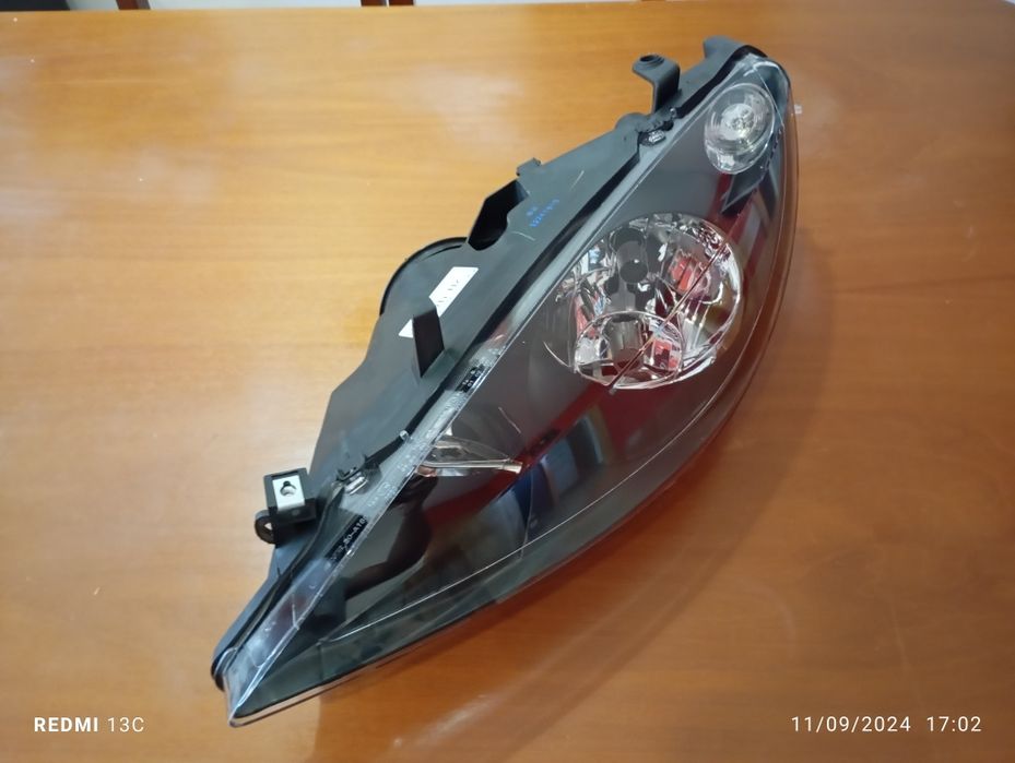Farol Esq. Peugeot 307 Negro