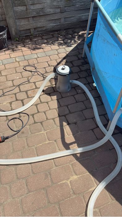 Basen ogrodowy z pompa