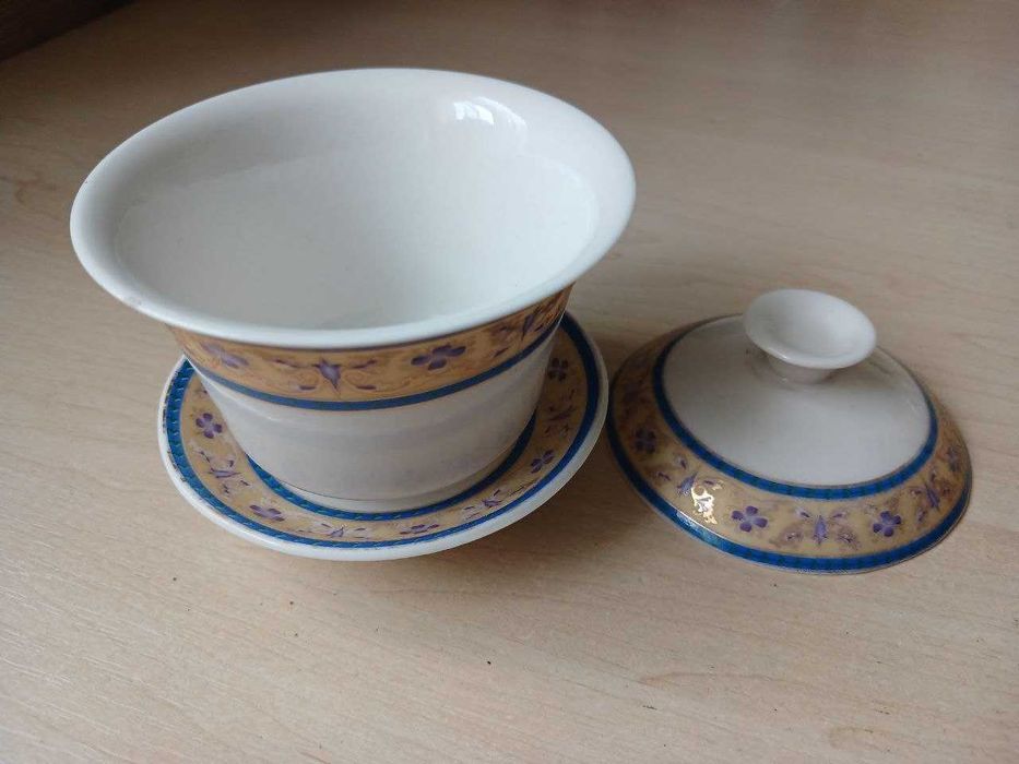 Чайнички, чашки та колби для чайної церемонії