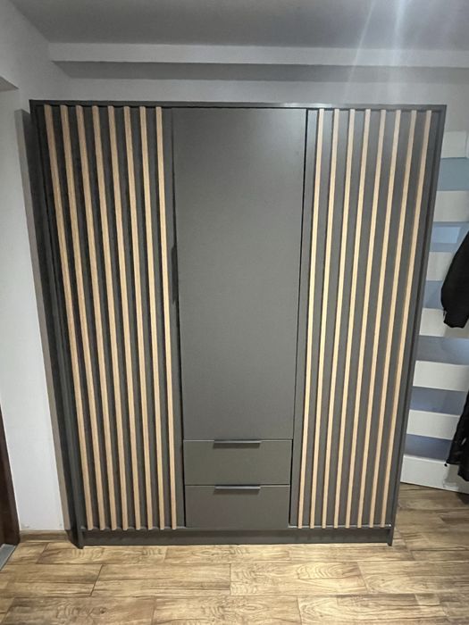 Szafa trzydrzwiowa grafitowa LAMELE