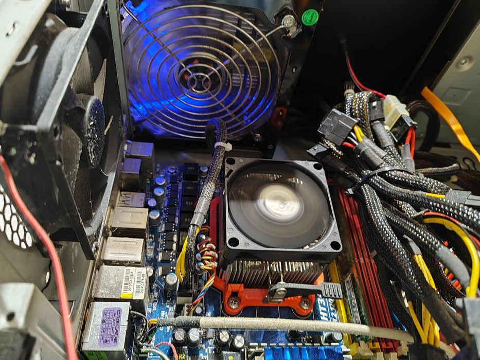 Komputer PC + Monitor + Klawiatura, AMD  2Gb RAM Obudowa z LCD Gratis