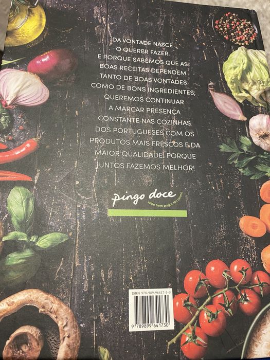 Livro de receitas à mesa com o pingo doce