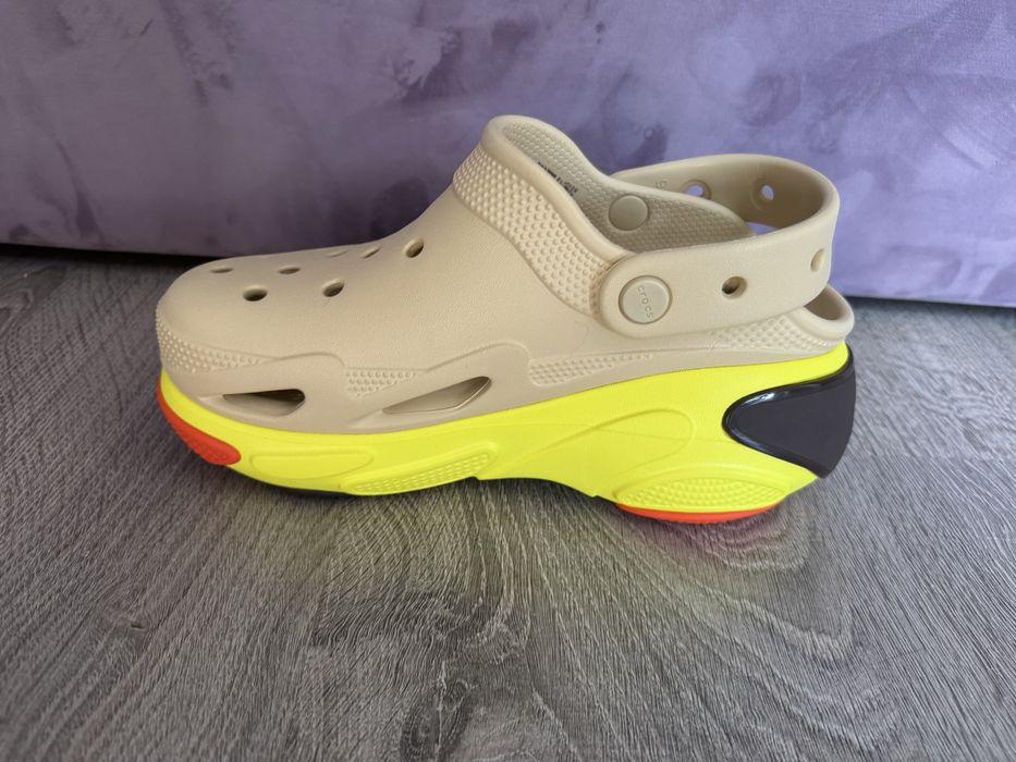 Продаю женские кроксы (W8)