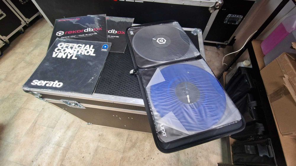2x Gramofony, 4x Vinyl-e Timecode- 2 Serato i 2 rekordbox, 2x Case