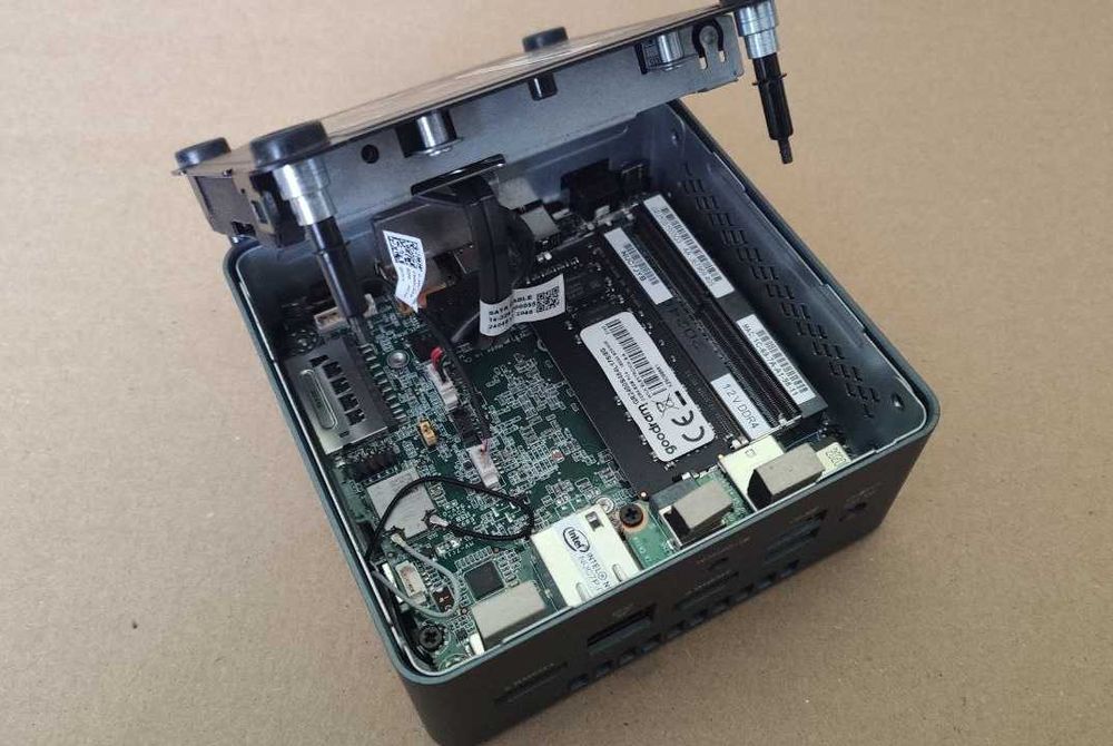 Intel NUC NUC7PJYH J5005 4 rdzenie 2.8GHz, 8GB RAM DDR4, 120GB SSD