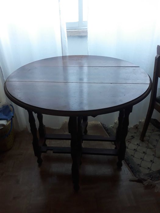 Mesa de madeira de mogno