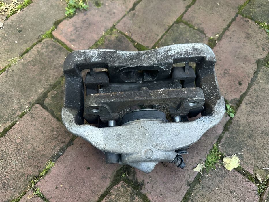 BMW E60 zacisk prawy przód 530d 60/30 324