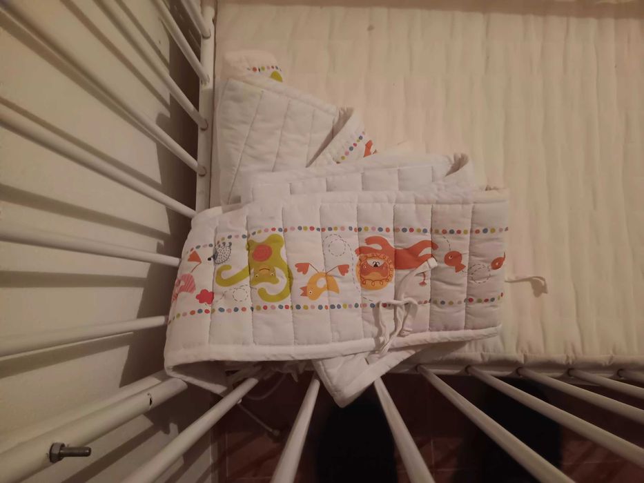 Cama de grades com rodas + colchao IKea