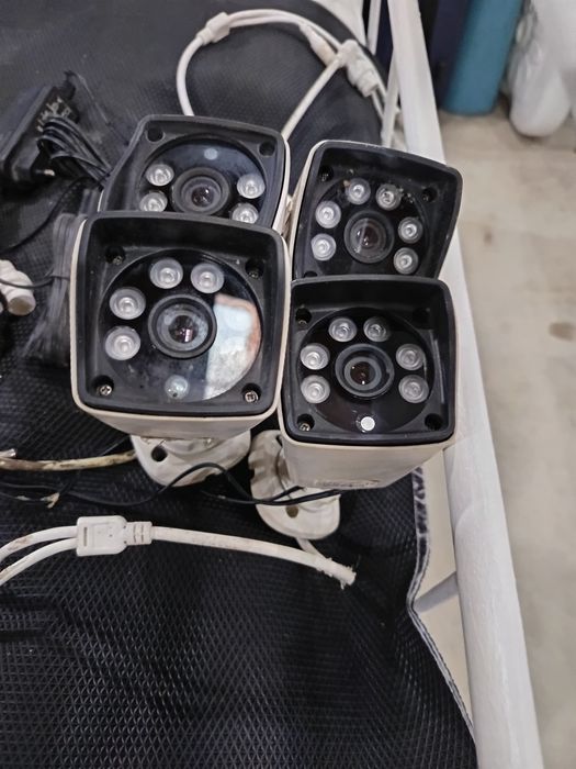 Kit de vigilância  wi-fi sem disco com 4 camaras e transfomadores