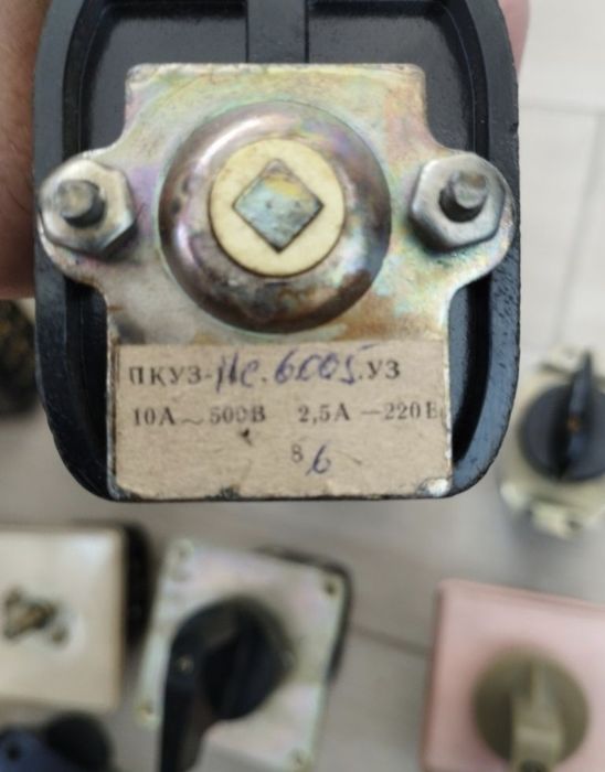 Перемикач кулачковий універсальний ПКУ3-14Ж200 16А 
Перемикач кулачк