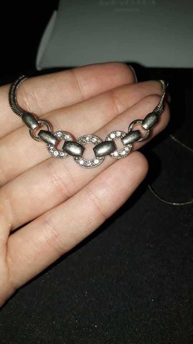 Colar dourado em aço com brilhantes, novo