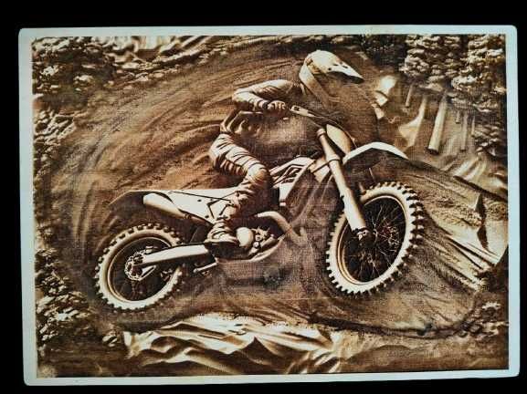 Motokros obraz wypalany na drewnie 3d iluzja