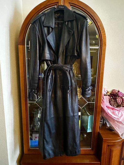 Шкірчний плащ в стилі Балегсіага з плечима