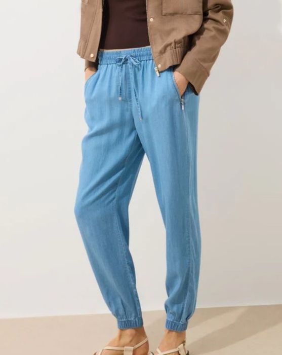 Spodnie typu joggery.