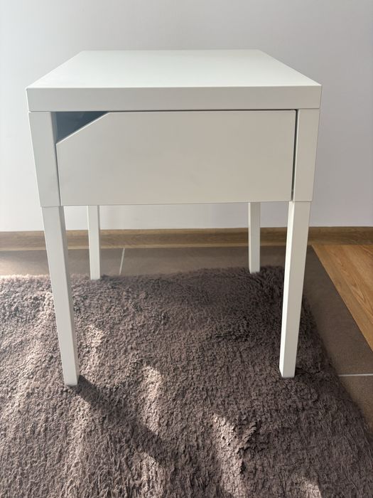 Biała szafka nocna / stolik IKEA SELJE – bardzo dobry stan