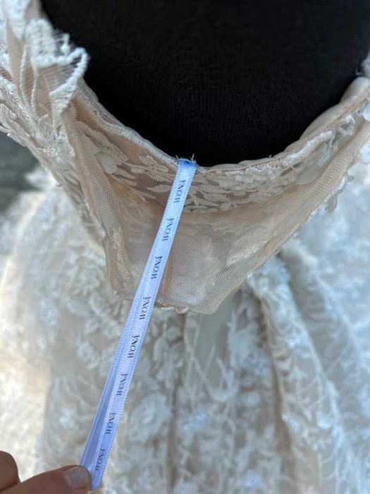 Suknia ślubna koronkowa odkryte ramiona kwiaty