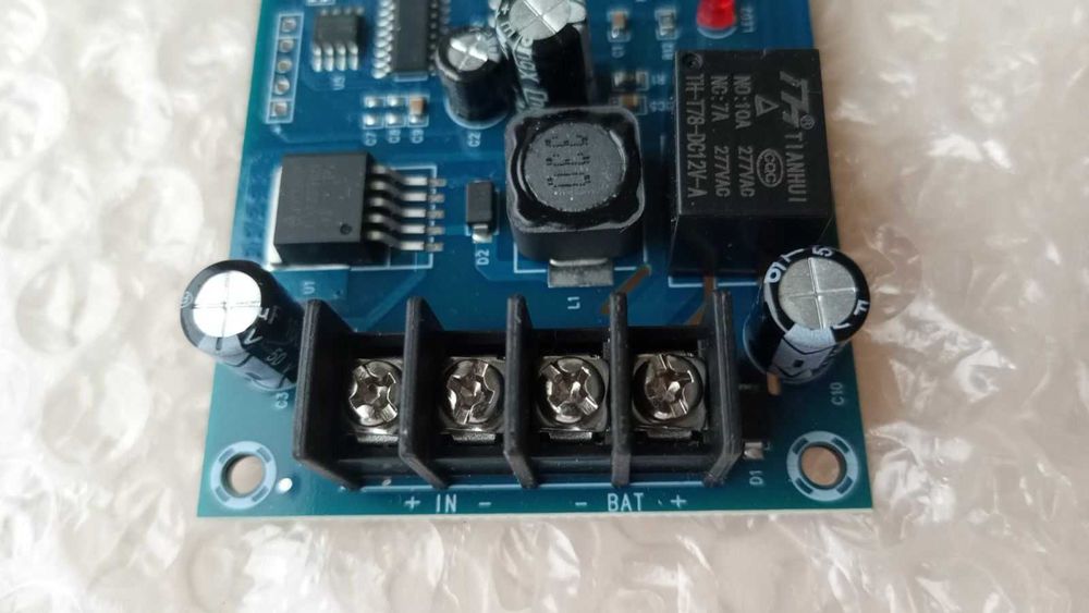 Универсальный контроллер заряда аккумуляторных батарей 12-24 V XH-M603