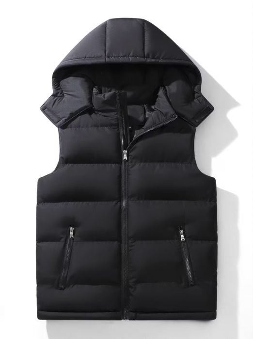 Чорна жилетка з капюшоном