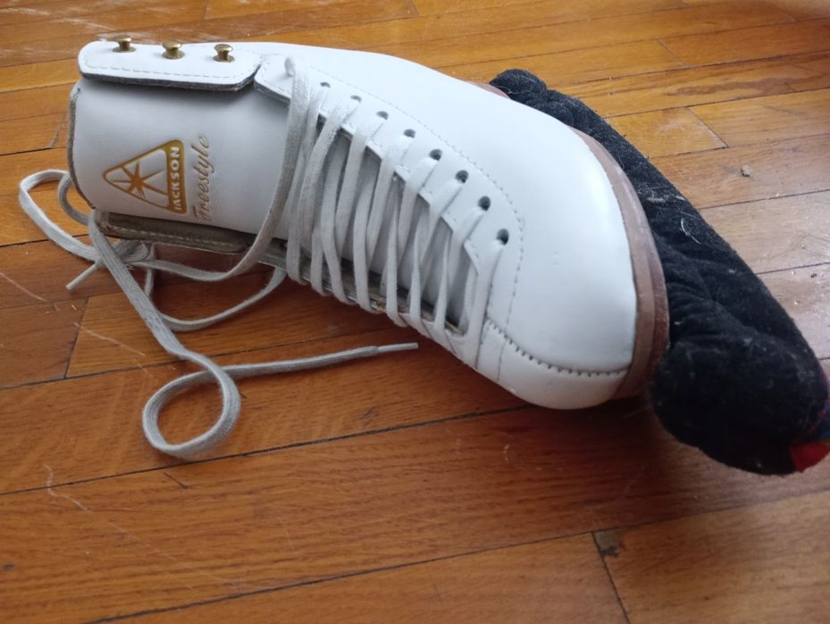 Коньки фигурные  в хорошем состоянии  Jackson