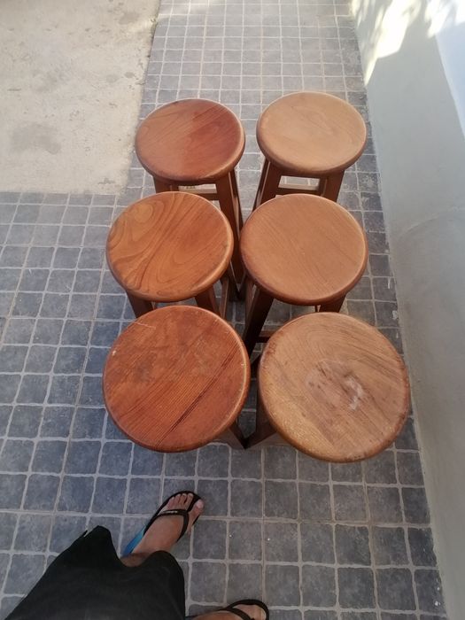 Bancos em madeira maciça