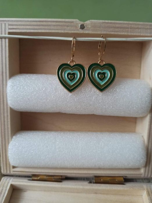 Piękne kolczyki serduszka zielone kolczyki serce kolor złoty earrings