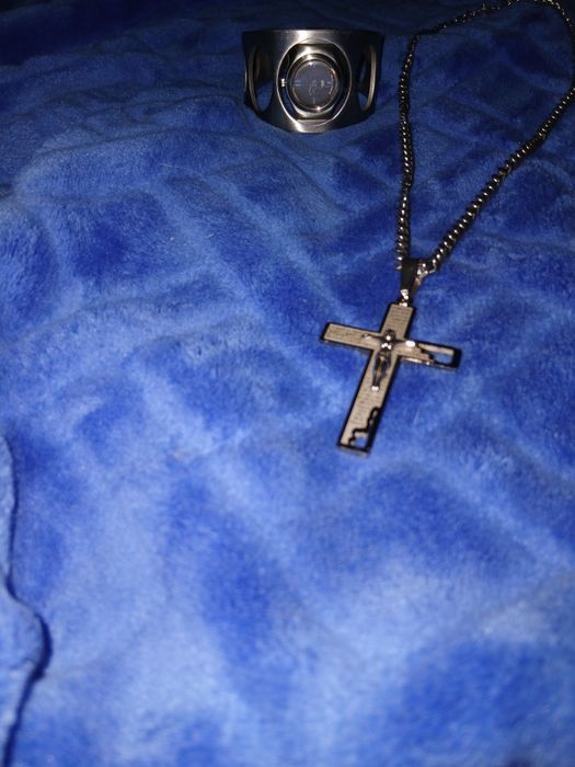 Fio com cruz de jesus Cristo e relógio da swatch